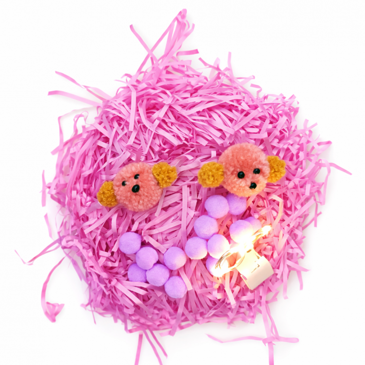 Decor de hirtie pentru cadouri, + pompoane +luminite Decor de hirtie pentru cadouri, + pompoane +luminite